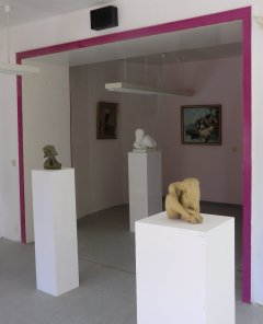 Bilder und Skulpturen in der Kunstwerkschau in Krakow am See